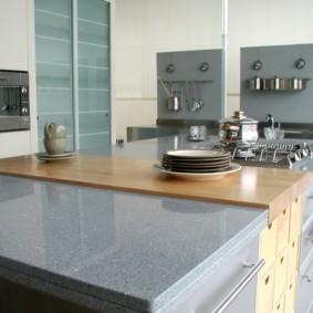שולחן עשוי אבן מלאכותית במטבח