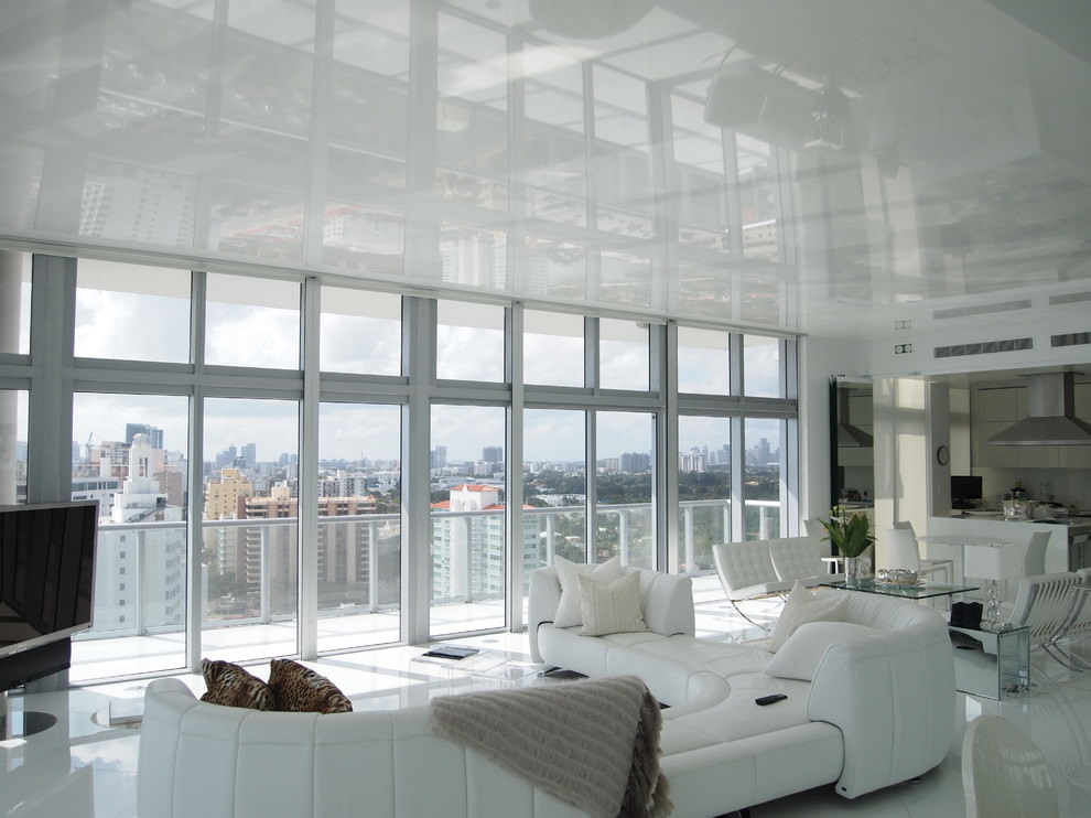 Plafond lumineux dans une pièce avec une fenêtre panoramique