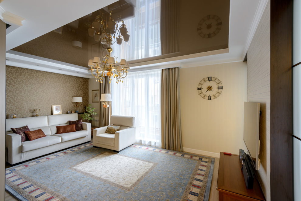 Salon élégant dans un appartement avec plafonds suspendus