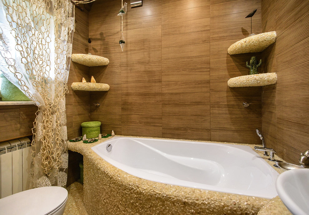 אמבטיה מובנית עשויה ברזל יצוק בחדר עם חלון