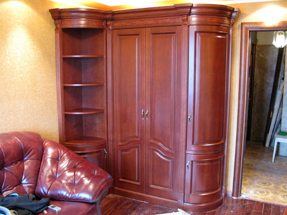 Armoire d'angle classique dans une pièce avec un canapé en cuir