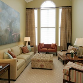 úzký obývací pokoj v bytě