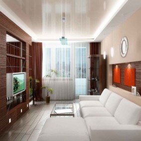úzký obývací pokoj s výhledem na byt