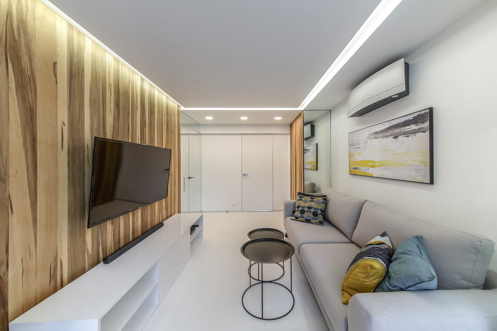 Progetta un soggiorno stretto con un soffitto bianco