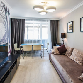 schmales Wohnzimmer im Apartment-Design-Foto