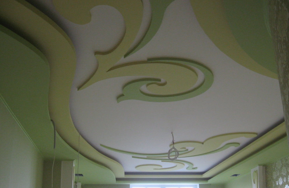 Patterned plasterboard ceiling in the apartment hall
