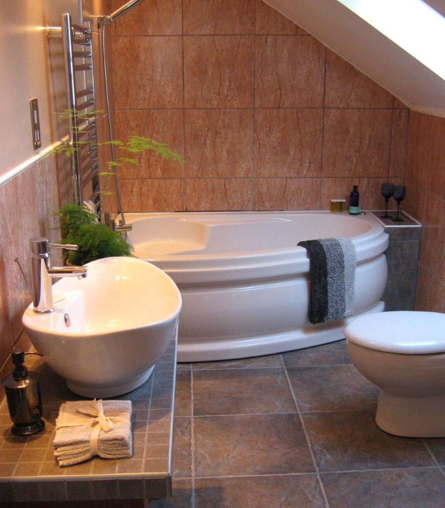 حمام من الحديد الزهر غير المتماثلة في العلية من منزل خاص