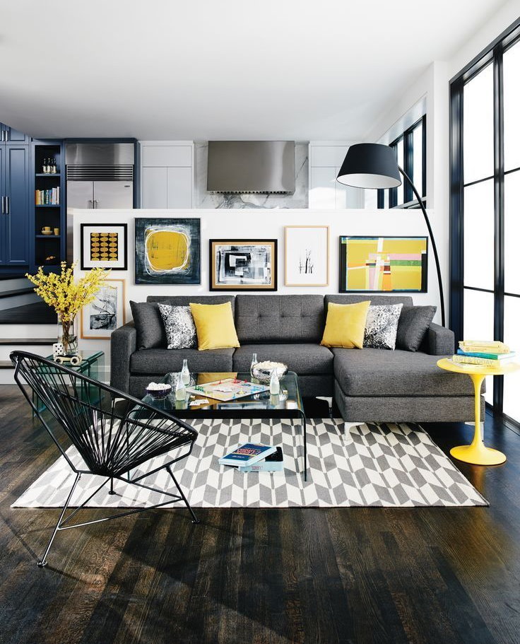 כריות צהובות בסלון עם ספה אפורה