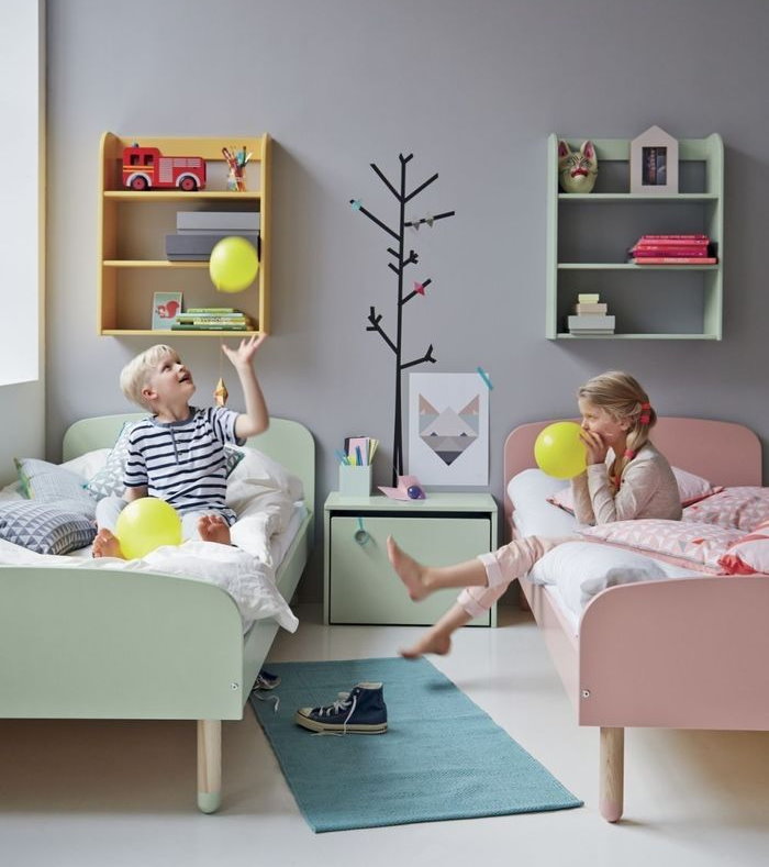 מיטות בצבעים שונים בחדר הילדים לילדים הטרוסקסואלים