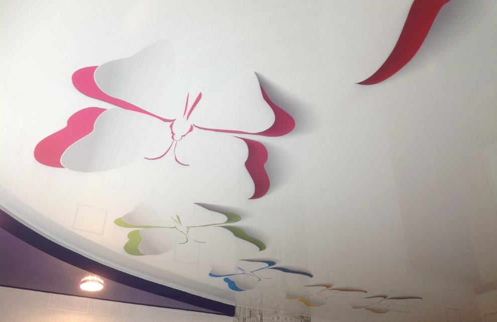 תמונת תלת מימד של פרפרים על התקרה בחדר הילדים