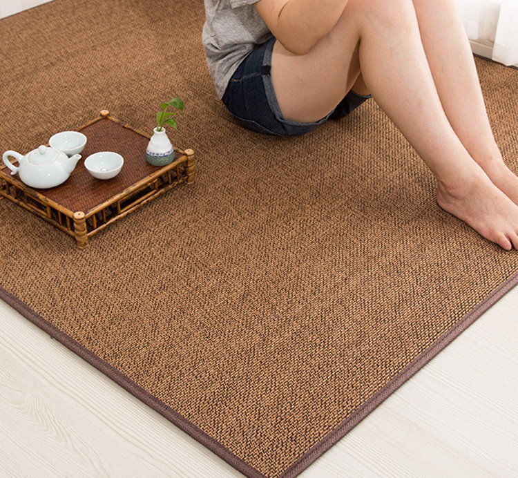שטיח במבוק על רצפת החדר לילדה