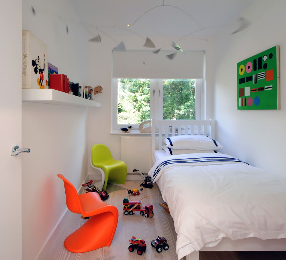 כסאות צבעוניים בחדר עם מיטה לבנה