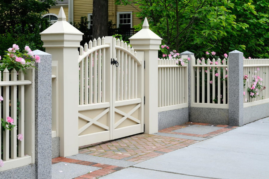 Poarta și poarta din PVC alb la intrarea unei case particulare