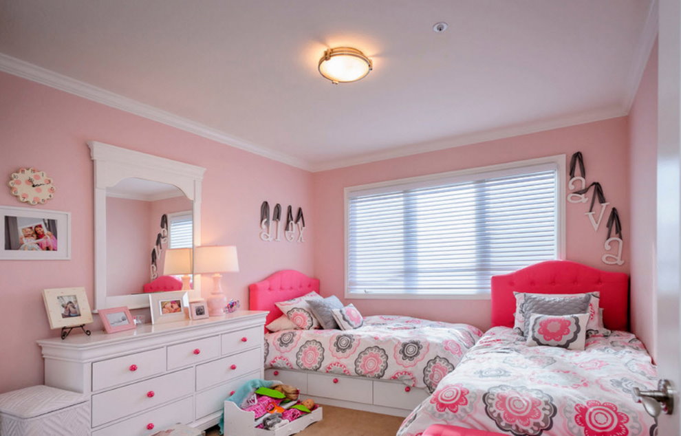 سقف الجصي في غرفة البنات مع جدران وردية