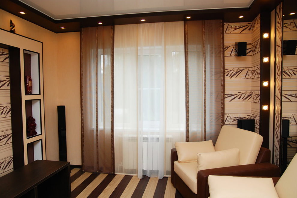 Bézs és barna függönyök egy modern szobában