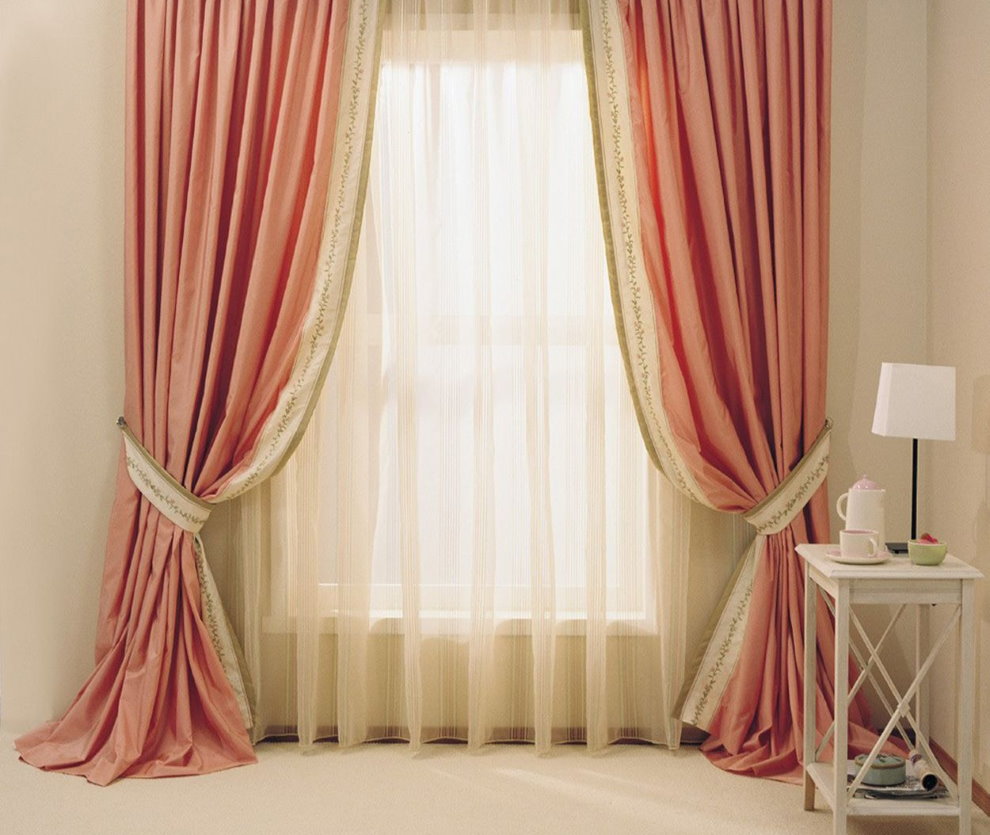 Rèm cửa màu hồng và màu be trong phòng khách hiện đại