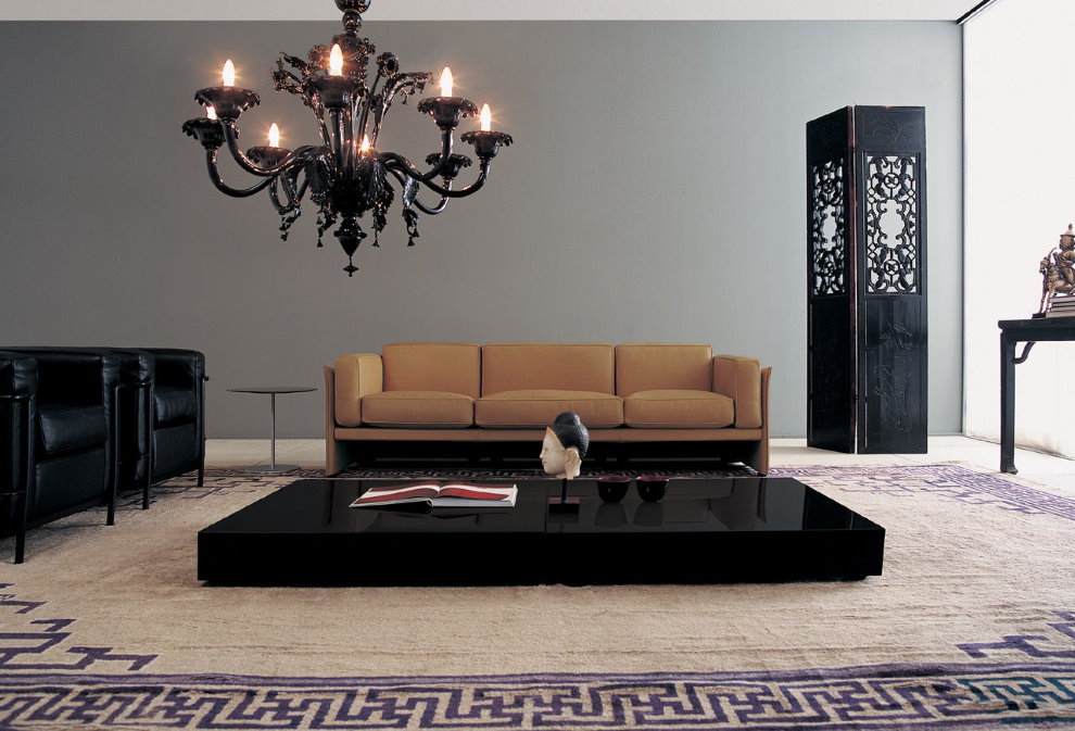 Candelabru negru într-o sală în stil modern