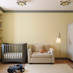 سرير رمادي في الغرفة للطفل