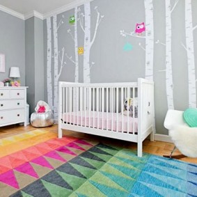 שטיח בהיר על רצפת חדר השינה של הילדים