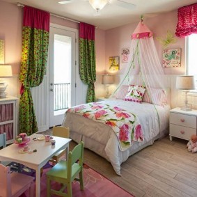 ستائر ملونة في غرفة نوم الأطفال