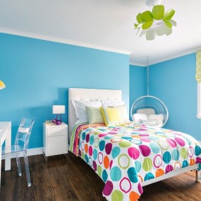 קירות כחולים בחדרו של ילד