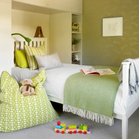 חדר שינה קטן בצבע פסטל