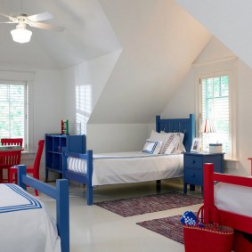 מיטות אדומות וכחולות בחדר מרווח