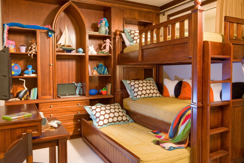 מיטות עץ בחדר בנות