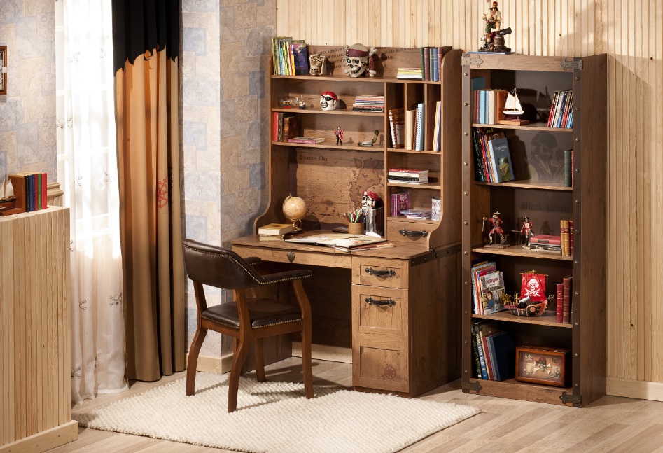 مكتب خشبي لصبي في سن المدرسة