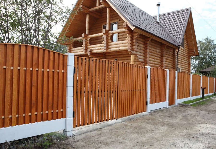 Fából készült kerítés kerítés a házban egy gerendával