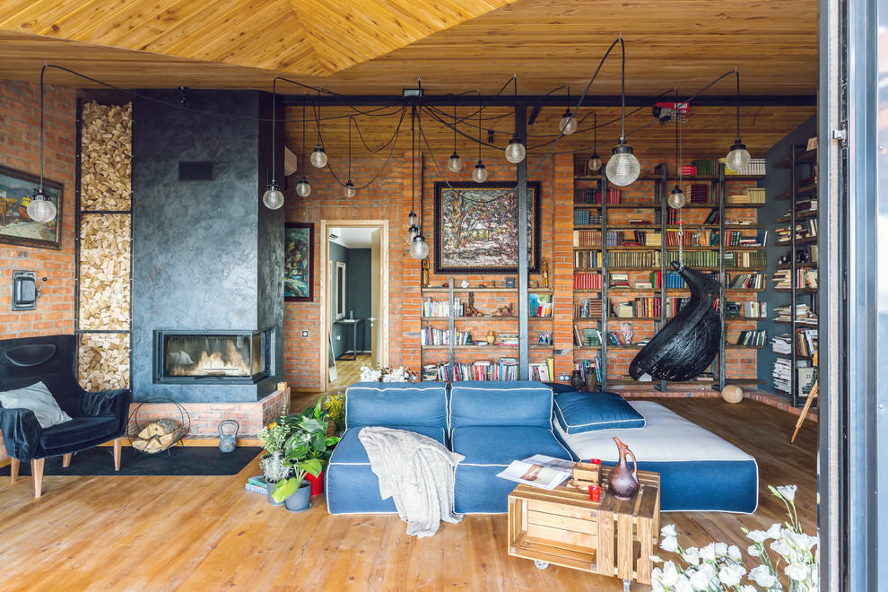 Világos fa padló loft stílusú szobában