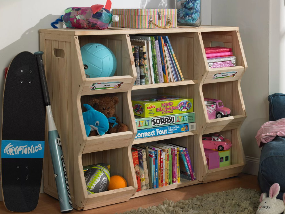 خزانة خشبية منخفضة في غرفة الأطفال