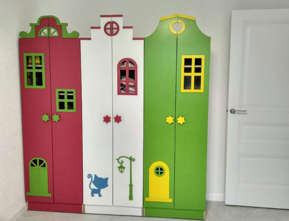 خزانة بياضات الأطفال مع نوافذ في الأبواب