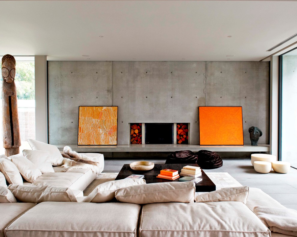 Accente portocalii într-o cameră în stil minimalist.