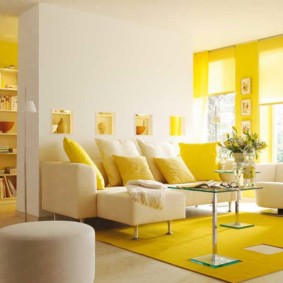 غرفة المعيشة الداخلية باللون الأصفر