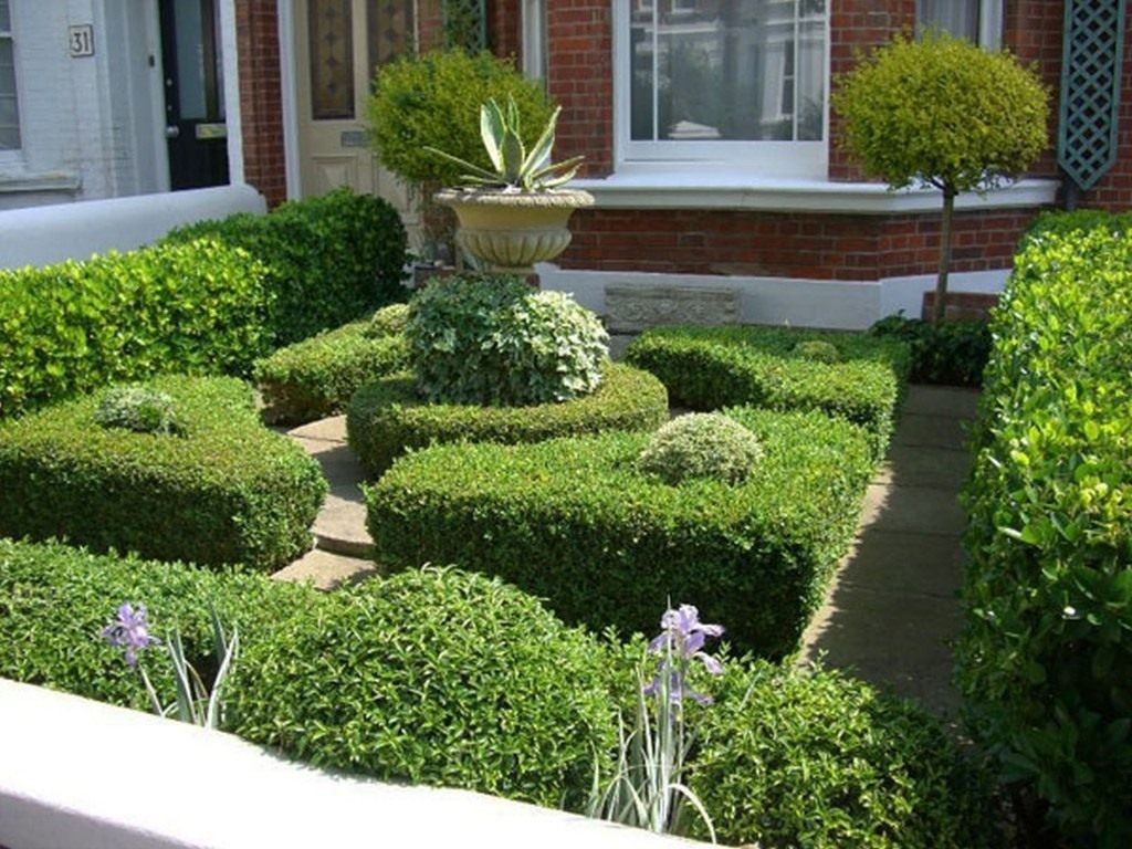 Stil de palat într-un mic peisaj de grădină pătrat