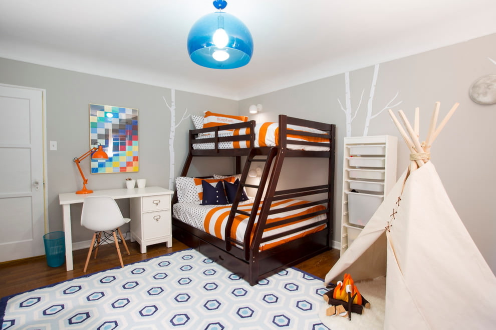 מיטת עץ בשני שכבות בחדר ילדים מואר