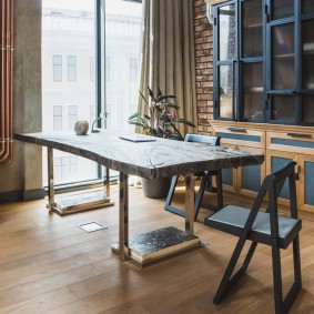 Mesa estilo loft com janela para o chão