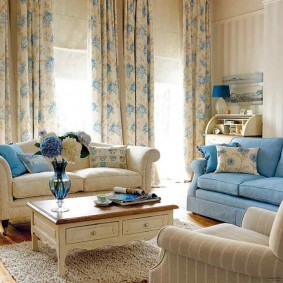 Cortinas de color beige y azul en la sala de estar.