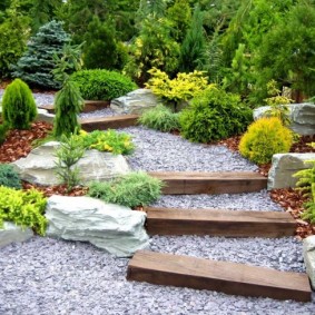 Escaleras de jardín con escalones de madera.
