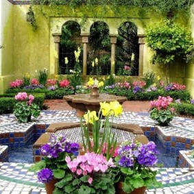 Blommor i den orientaliska stilträdgården