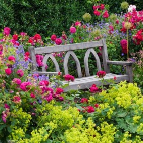 Un luogo accogliente per rilassarsi in giardino