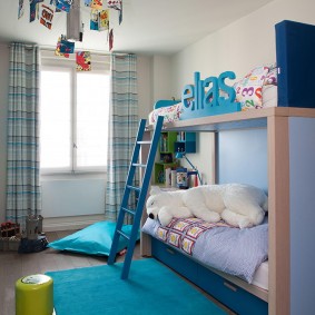 שטיח כחול על רצפת חדר השינה לילדים
