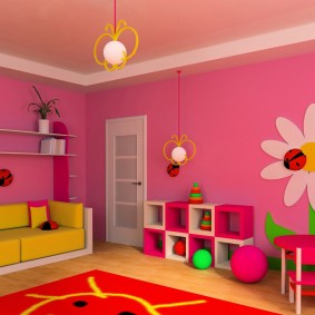 جدران وردية في غرفة نوم الأطفال