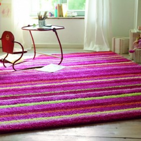שטיח עבה עם פסים בצבעים שונים