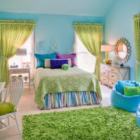 שטיח ירוק בחדר השינה עם קירות כחולים