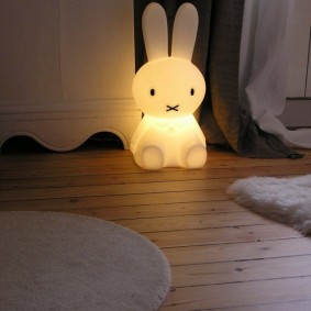 ארנבת פלסטיק עם תאורה אחורית מובנית