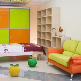 ארון בחדר הילדים עם אבנט צבעוני