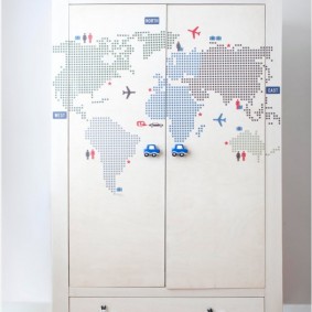 خريطة العالم على واجهة خزانة الملابس للأطفال