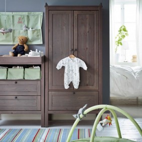 ריהוט עץ בחדר תינוקות